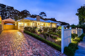 Lovely 5BR House Walk To Train And Shops - New South Wales Tourism  1
