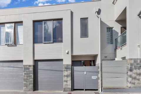 Contemporary Townhouse In Adelaide City - New South Wales Tourism  1