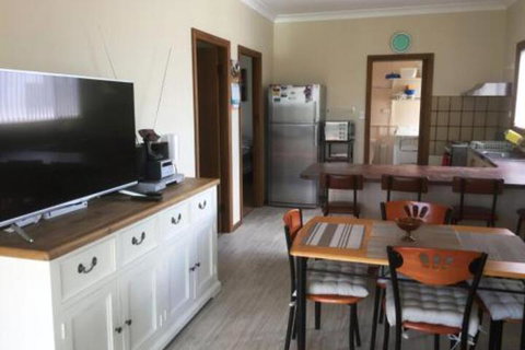 Flat 2 42 McMillan Rd - New South Wales Tourism  0