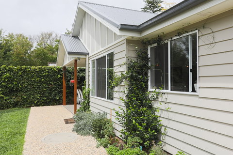 Armidale Cottage - New South Wales Tourism  1