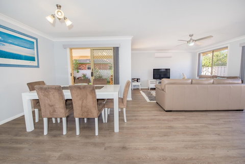 Pebble Pde 1 / 14 Fingal Bay - New South Wales Tourism  3