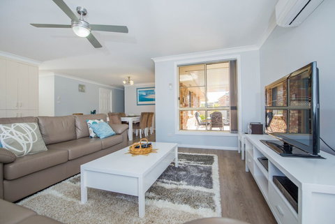 Pebble Pde 1 / 14 Fingal Bay - New South Wales Tourism  4