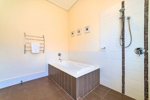 Bayhill Manor In Sanctuary Cove - New South Wales Tourism  4