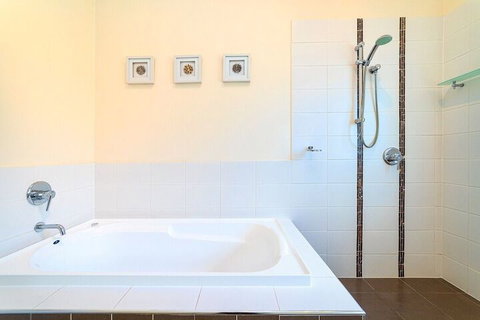 Bayhill Manor In Sanctuary Cove - New South Wales Tourism  2