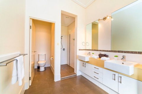 Bayhill Manor In Sanctuary Cove - New South Wales Tourism  5