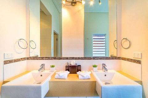 Bayhill Manor In Sanctuary Cove - New South Wales Tourism  3
