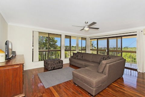 KINGSCLIFF HOLIDAY HOME On The HILL SYDS VIEW - New South Wales Tourism  0