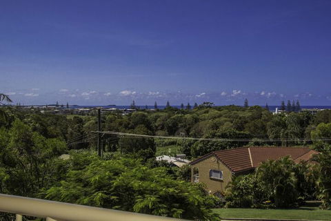 KINGSCLIFF HOLIDAY HOME On The HILL SYDS VIEW - New South Wales Tourism  1