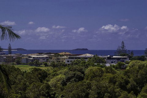 KINGSCLIFF HOLIDAY HOME On The HILL SYDS VIEW - New South Wales Tourism  2