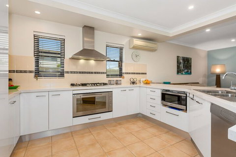 The Doggy Beach House At Salt - New South Wales Tourism  4
