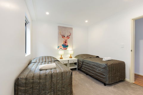 Balmain Modern Apartments - New South Wales Tourism  0