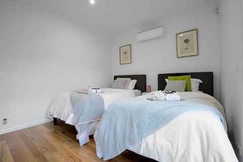 AUJOY 3 Bed Townhouse Burwood 1 - New South Wales Tourism  6