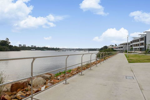 Peaceful Water Side Retreat With Huge Courtyard - New South Wales Tourism  6