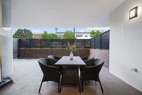 Peaceful Water Side Retreat With Huge Courtyard - New South Wales Tourism  5