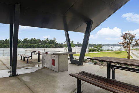 Peaceful Water Side Retreat With Huge Courtyard - New South Wales Tourism  7