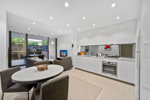 Peaceful Water Side Retreat With Huge Courtyard - New South Wales Tourism  4