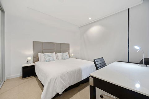 Peaceful Water Side Retreat With Huge Courtyard - New South Wales Tourism  1