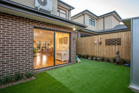 AUJOY 3 Bed Townhouse Burwood 3 - New South Wales Tourism  6