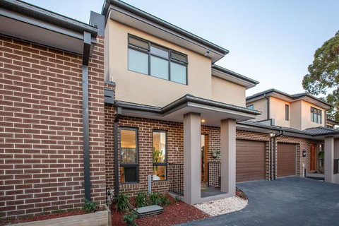 AUJOY 3 Bed Townhouse Burwood 3 - New South Wales Tourism  7