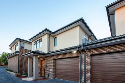 AUJOY 3 Bed Townhouse Burwood 3 - New South Wales Tourism  5