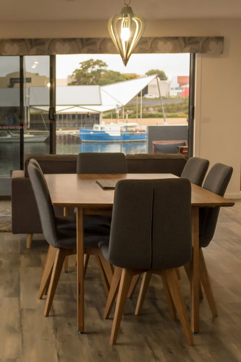 Ulverstone Waterfront Apartments - New South Wales Tourism  5