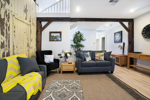Accommodation Hunter - James St Morpeth - New South Wales Tourism  3