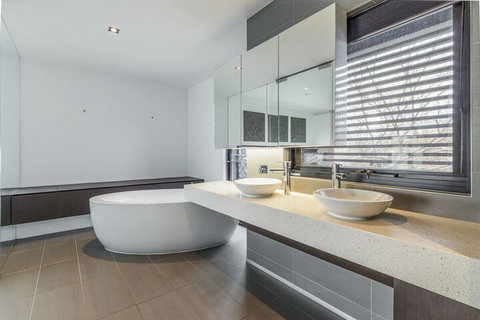 Luxury Designer Townhouse Parking - New South Wales Tourism  4