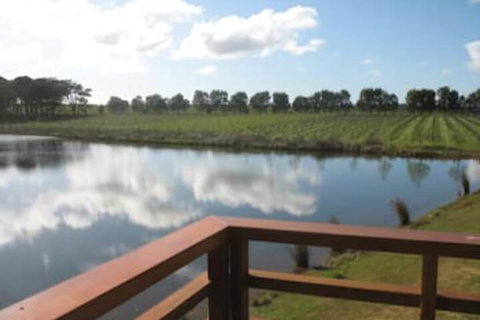 Bettenay Loft Spa Apartment & Lakeview Chalets - New South Wales Tourism  4