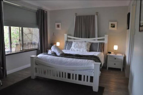 Bettenay Loft Spa Apartment & Lakeview Chalets - New South Wales Tourism  1