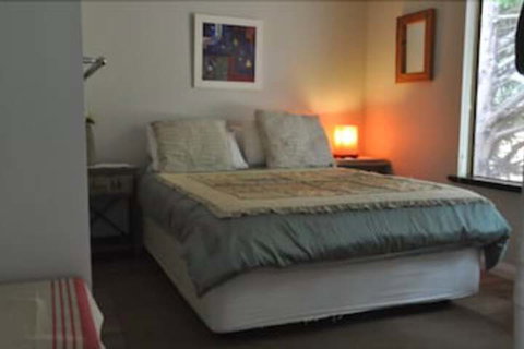 Bettenay Loft Spa Apartment & Lakeview Chalets - New South Wales Tourism  2