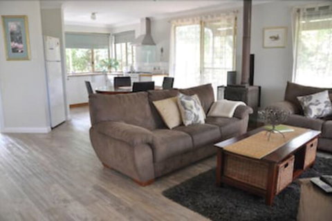 Bettenay Loft Spa Apartment & Lakeview Chalets - New South Wales Tourism  3