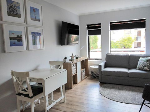South Terrace Nesuto + Smart TV + WiFi - New South Wales Tourism  4