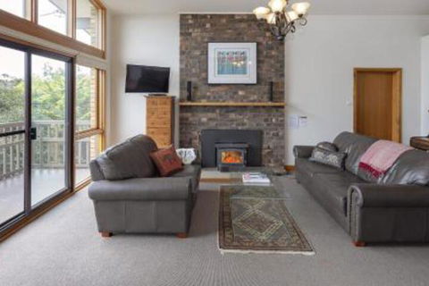 Alpine House Views Over Lake Jindabyne & The Snowy Mountains - New South Wales Tourism  4