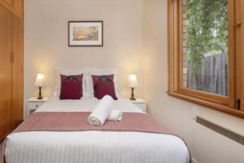 Alpine House Views Over Lake Jindabyne & The Snowy Mountains - New South Wales Tourism  2
