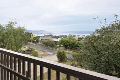 Alpine House Views Over Lake Jindabyne & The Snowy Mountains - New South Wales Tourism  1