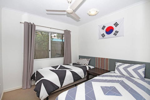 Unit 2 Sea Breeze Villas Coolum Beach - New South Wales Tourism  4