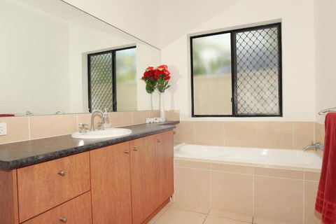 St Lucia 11 Four Bedroom Canal Home With Pool - New South Wales Tourism  6