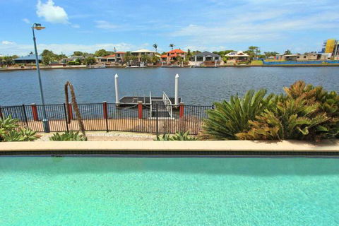 St Lucia 11 Four Bedroom Canal Home With Pool - New South Wales Tourism  4