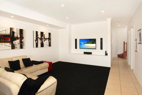 St Lucia 11 Four Bedroom Canal Home With Pool - New South Wales Tourism  7