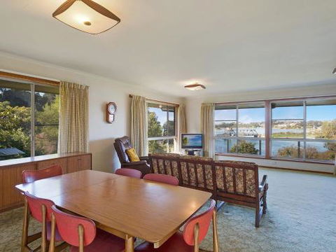 2 Water Crescent Retro Haven - New South Wales Tourism  5