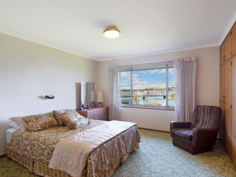 2 Water Crescent Retro Haven - New South Wales Tourism  3