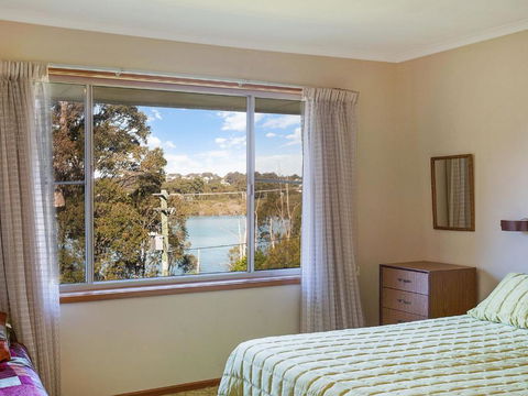 2 Water Crescent Retro Haven - New South Wales Tourism  4