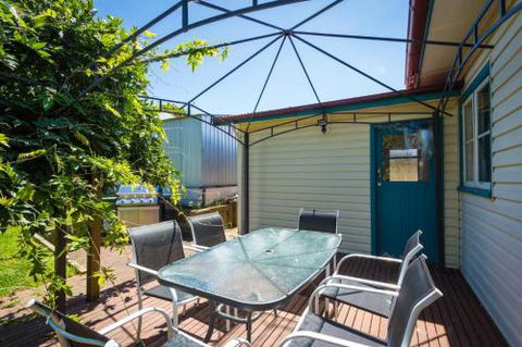 Pet Friendly Beach Cottage At Ballingalla - New South Wales Tourism  2