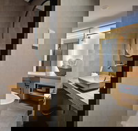 Zara Tower Hotel - New South Wales Tourism 