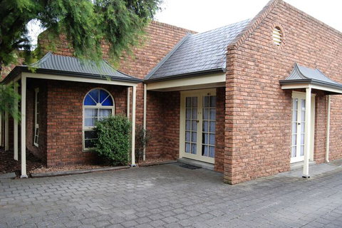 Arkana Motor Inn & Terrace Apartments - New South Wales Tourism  1