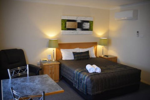 Arkana Motor Inn & Terrace Apartments - New South Wales Tourism  0