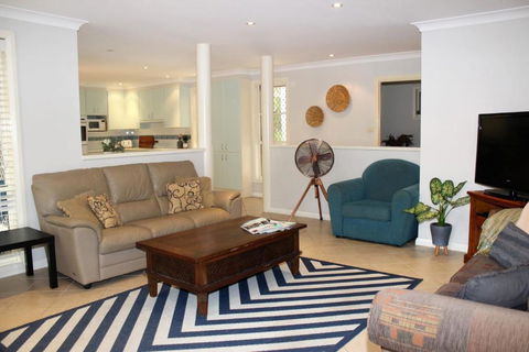 FRANGIPANI BEACH HOUSE PET FRIENDLY 22 Belbourie Cres Boomerang Beach - New South Wales Tourism  6