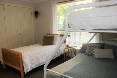 FRANGIPANI BEACH HOUSE PET FRIENDLY 22 Belbourie Cres Boomerang Beach - New South Wales Tourism  1