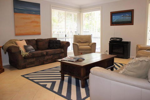 FRANGIPANI BEACH HOUSE PET FRIENDLY 22 Belbourie Cres Boomerang Beach - New South Wales Tourism  4
