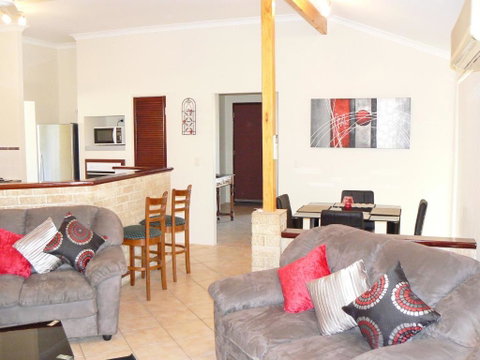 Geraldton Luxury Retreat 2 With Free Netflix - New South Wales Tourism  1